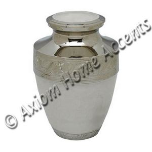 Urne artisanale en laiton au design classique et au fini poli pour des souvenirs précieux par Axiom Home Accents - Product Image 4