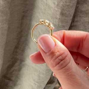 Bagues de fiançailles minimalistes à trois pierres ovales en diamant de laboratoire, 2 carats, or massif 14K 18K, sertissage à 3 griffes, certifiées IGI, pour anniversaire - Product Image 5