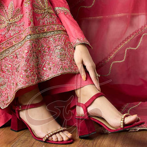 Sandalias de Tacón Alto Elegantes y Cómodas de Color Granate con Parte Superior de Terciopelo Estampado, Hechas a Mano, Antideslizantes, con una Sola Tira, Marca Raahi - Product Image 2