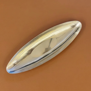 Ce plateau élégant en forme de bateau, argenté, présente une finition très polie et des extrémités pointues, idéal pour servir des aliments et décorer. - Product Image 1
