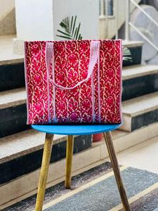 Bolsa de Lona Estilo Bohemio con Estampado Floral en Rojo y Crema, Diseño Abierto, para Compras y Uso Diario - Product Image 1