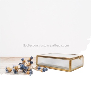 Caja de almacenamiento rectangular de vidrio con marco y asa de latón para organizar joyas - Product Image 2