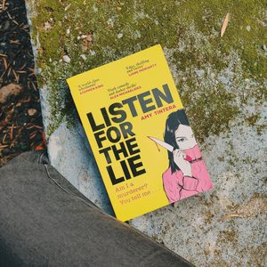 Escucha para descubrir la verdad de Amy Tintera, libro en inglés de bolsillo, libro de suspense, secretos y drama - Product Image 4