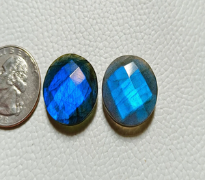 Paire de cabochons ronds en labradorite à reflets bleus, facettés, en cristal brut, pour bijoux (bague, pendentif) 20x20x7mm - Product Image 1