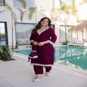 Conjunto de Kurti y Pantalón de Terciopelo para Mujer VASTRA COTTAGE con Bordado Zari, Trabajo con Espejos Reales, Manga Larga, Cuello en V, Vestido para Fiesta - Product Image 4