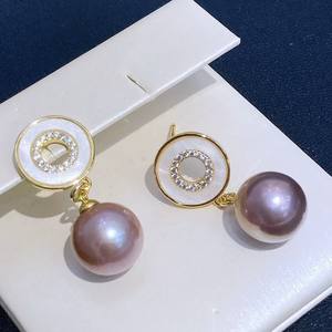 Pendientes de Perlas Blancas Simples para Trabajadores de Oficina, Estilo Ligero y Lujoso, Mariposas de Agua Dulce y Conchas de Donut, Color Morado - Product Image 3