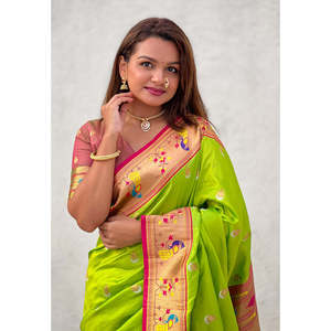 Vestidos de Noche Elite Weaves, Sari de Seda Chandrakor Verde Loro, Tejido con Zari, con Motivos de Cisne y Yeola - Product Image 3