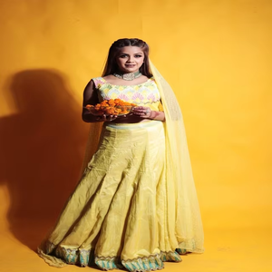 Lehenga Choli Amarillo de Lujo para Novia |   Con bordado de hilo fino y adornos de lentejuelas |   Vestido de Sangeet para Mujer, Ropa para Boda - Product Image 1