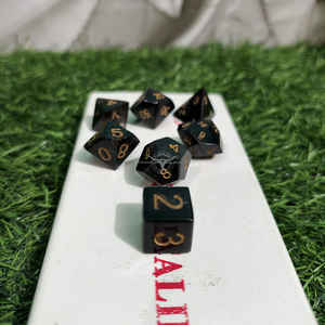 Jeu de dés polyédriques authentiques en polyuréthane noir, 7 pièces, DND Horn pour jeux de table à prix avantageux - Product Image 4