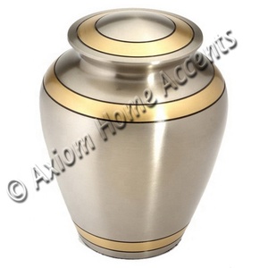 Urna de cremación de latón hecha a mano con acabado clásico y grabado detallado para un hermoso monumento por Axiom Home Accents - Product Image 3