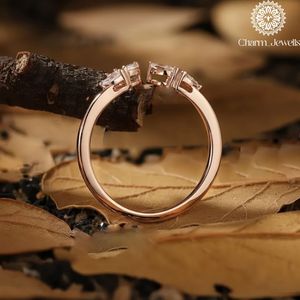 Bague de fiançailles en moissanite plaqué or rose et argent Charm Jewells, taille coussin, sertie à griffes, certifiée IGI, pour femme, motif romantique végétal - Product Image 4