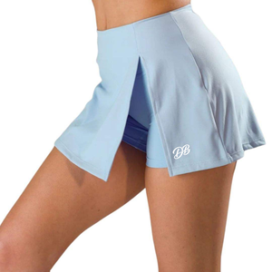 Jupe de sport bleu clair pour femme avec short intégré, légère et extensible, idéale pour le golf, la course, l'entraînement et les activités sportives - Product Image 1