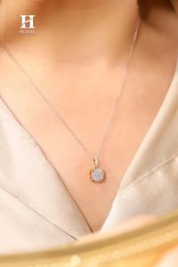 Pendentif personnalisé en or 14 carats avec diamants en grappe, pendentif rond à sertissage illusion effet solitaire pour femme, vente en gros de bijoux fins - Product Image 1