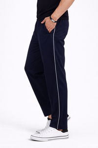 Pantalones Deportivos Navy Active Comfort para Hombre – Un prenda esencial elegante para el día a día, fabricada con materiales ligeros, diseñada para un movimiento flexible. - Product Image 2