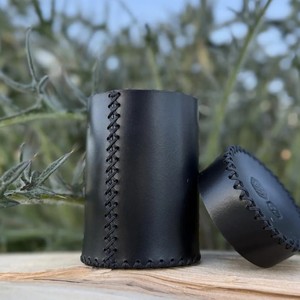 Magnifique ensemble de coupelles à dés en cuir faites à la main, personnalisables avec logo en relief, en cuir véritable tanné végétal, pour jeux de société et sportifs - Product Image 3