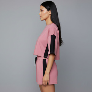Ensemble deux pièces pour femme en coton 100% de haute qualité, design personnalisable, col rond, manches courtes, style streetwear, coupe ample, ensemble court pour femme - Product Image 5