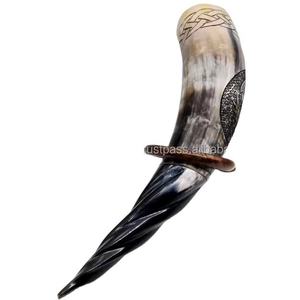 Corne à boire viking rustique authentique faite à la main, mug de guerrier médiéval, gobelet, récipient nordique naturel sculpté pour boire - Product Image 1