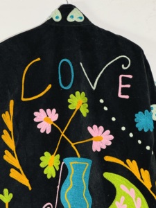 Veste Suzani en velours noir brodée • Manteau bohème floral multicolore • Fait main pour festival • Artistique - Product Image 2
