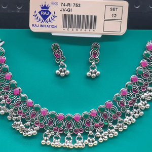 Ensemble de bijoux indiens en argent oxydé, collier ras-du-cou et boucles d'oreilles, avec pierres roses et vertes, style Ghungroo tribal, vente en gros - Product Image 1
