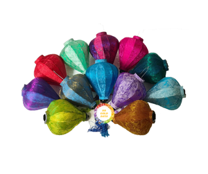 Lanterne traditionnelle artisanale en bambou de soie motifs vibrants peints décor pour les festivals et les célébrations asiatiques - Product Image 5