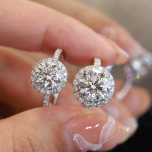 Anillo de Compromiso Elegante para Mujer con Moissanita y Piedras de Sardónix, Corte Brillante Redondo, Platino, Color D, 50 Puntos, 30g - Product Image 1