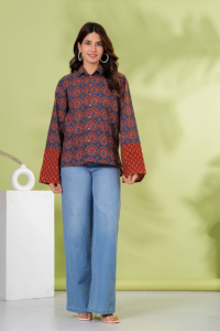 เสื้อเชิ้ตผู้หญิงสีน้ำเงินกรมท่าพิมพ์ลายดอกไม้สไตล์ชาติพันธุ์ลำลองติดกระดุมแขนกระดิ่ง - Product Image 2