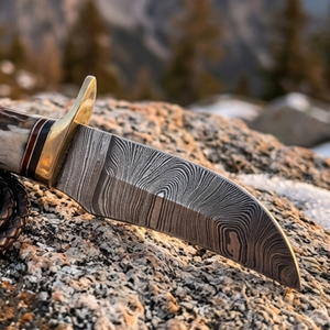 Couteau de chasse artisanal en acier Damas, manche en corne, avec étui en cuir - Product Image 2