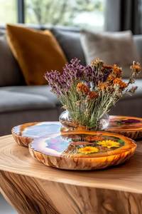 Sous-verres modernes faits à la main en bois et résine, forme irrégulière, style bohème, avec incrustation florale, diamètre 400 mm - Product Image 1