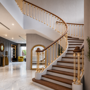 Barandilla curva dorada para escaleras con pasamanos de madera, diseño de balaustre de latón de lujo para escaleras interiores de villas modernas - Product Image 1