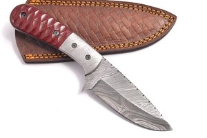 Couteau de chasse à lame fixe en acier Damas, pointe tombante, manche pleine longueur avec fourreau en cuir, bolster en Damas et manche en Micarta à rainures - Product Image 1
