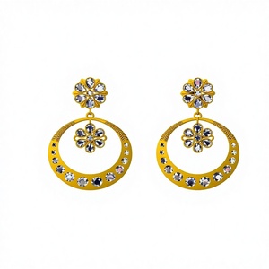 Pendientes Chandbali de oro macizo de 22 quilates, pendientes tradicionales indios con diseño floral en forma de media luna, joyería nupcial hecha a mano para mujer - Product Image 1