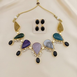 Ensemble collier et boucles d'oreilles multi-pierres, collier statement en or avec perles, boucles d'oreilles pendantes en onyx noir, bijoux pour demoiselles d'honneur - Product Image 1