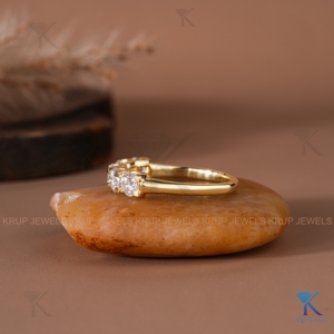 แหวนแต่งงานทองคำขาว 14K ประดับเพชรทรงกลม 5 เม็ด แบบครึ่งวง แหวนครบรอบแต่งงานสำหรับผู้หญิง - Product Image 5