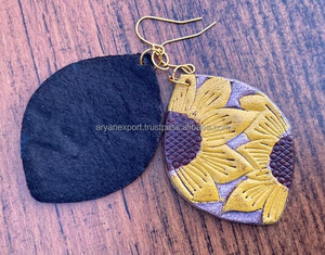 สินค้ามาใหม่แบบตะวันตกต่างหูหนังแกะสลักมือทันสมัยสำหรับผู้หญิงต่างหูหนังดอกทานตะวันทรงหยดน้ำเครื่องประดับแบบตะวันตก - Product Image 4