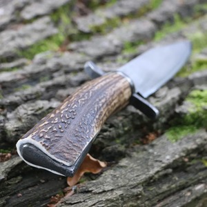 Cuchillo Bowie hecho a mano en acero al carbono con mango de cuerno y funda de cuero. - Product Image 2