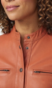 Chemise habillée moderne pour femme en cuir véritable tricoté, coupe ajustée, manches longues, boutonnée, avec 2 poches poitrine, idéale pour l'été - Product Image 4