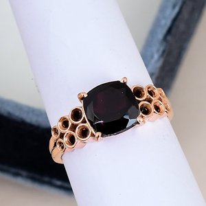 Anillo con Granate de Mozambique Engastado en Oro Rosa sobre Plata de Ley 925, Anillo Vintage con Gema y Banda Floral Ornamentada - Product Image 2