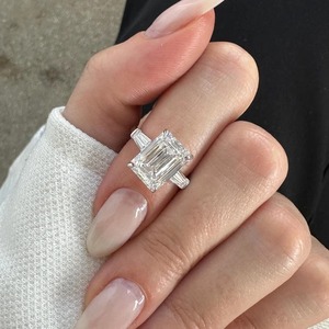 Bague classique à trois pierres pour femme en or blanc 18 carats, diamant de laboratoire taille émeraude 5 carats, certifié IGI, clarté VVS, design tendance - Product Image 5