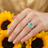 Cincin Semi Mount Emas Putih 18K Elegan dengan Oval Halo Pavé Diamond, Cluster Samping Bertingkat, dan Penyangga Shank Meruncing, Desain CAD Kustom
