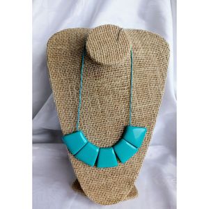 Collier en résine cristalline et en bois, surface polie, finition soignée - Product Image 6