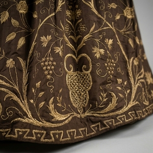 Túnica litúrgica de terciopelo marrón con bordado dorado de diseño personalizado, vestimenta floral hecha a mano para iglesia - Product Image 5