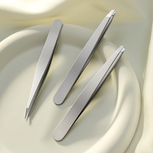 Pince à épiler ultra-fine inclinée professionnelle en acier inoxydable pour l'épilation des sourcils et des poils du visage avec une précision ultra-élevée - Product Image 1