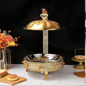 Calentador de comida de cerámica ornamental con detalles de filigrana dorada y tapa de cúpula blanca. Disponible a precios de mayorista. - Product Image 5