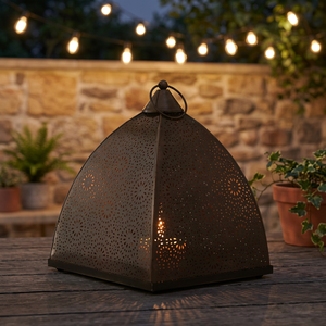 Lanterne pyramidale en métal avec design découpé complexe Lumière décorative élégante pour l'ambiance de la maison et de l'extérieur - Product Image 1