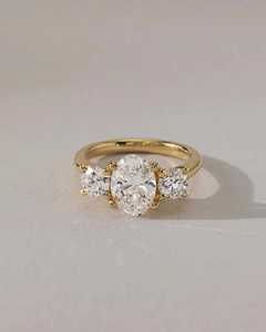 Anillo de Tres Piedras con Diamante Ovalado de 2.01CT para Mujer, Cultivado en Laboratorio, Oro Amarillo de 14k, Ideal para Aniversario, Compromiso, Fiestas y Otras Ocasiones - Product Image 1