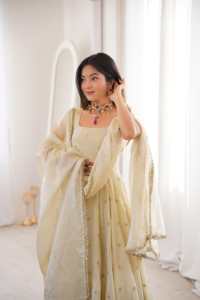 Colección de diseñador en Cosmos Gold con bordados, conjunto de vestido y dupatta completamente cosido, listo para usar. - Product Image 2