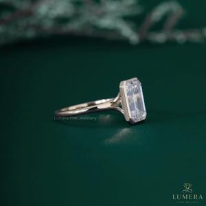 Anillo de Compromiso con Esmeralda Certificada por IGI y Diamante Solitario con Engaste de Bisel en Oro Amarillo, Joyería Clásica de Diamantes para Mujer - Product Image 4