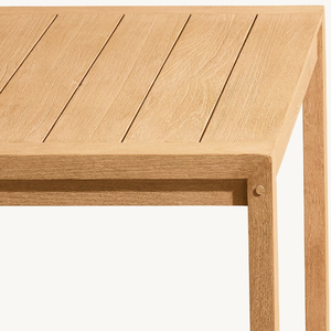 Mesa de comedor cuadrada de madera de teca con un estilo moderno y sencillo, ideal para comer al aire libre mientras disfrutas de la vista. - Product Image 4