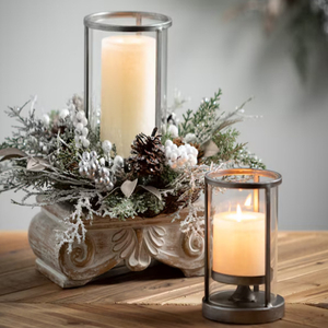 Mejore la decoración navideña de su hogar con este exquisito juego de 2 portavelas de metal con cristal. - Product Image 2