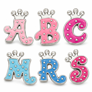 Breloques coulissantes en alliage émaillé de 8 mm avec lettres de l'alphabet A-Z pour colliers et sangles d'animaux de compagnie – Vente en gros - Product Image 1